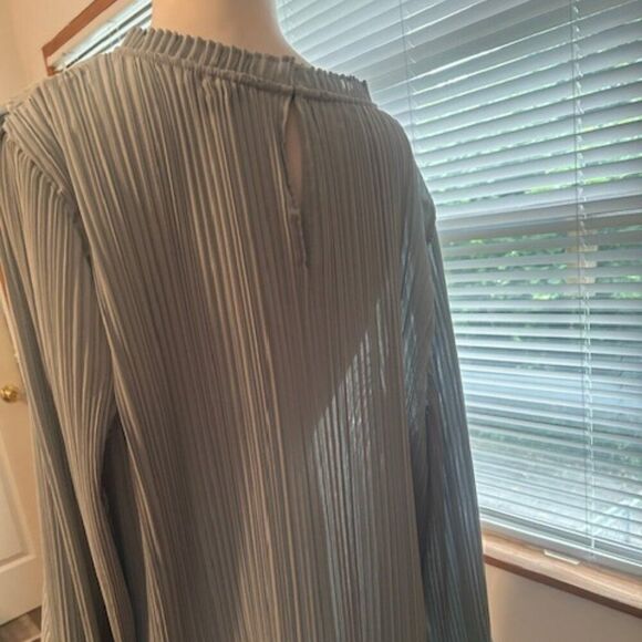 J. Crew Green Crinkle Chiffon V-detail blouse, size 2X - Picture 3 of 4